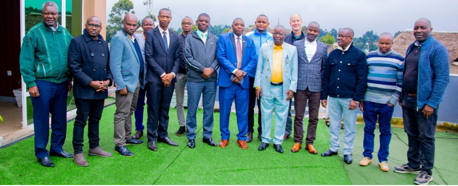 Vers la Transformation de l hôpital Espoir de Kibuye et la Clinique Van Norman en
Centres Hospitalo-Universitaires
